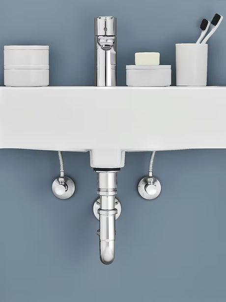 Kotni ventil Grohe v izvedbi chrome s kovinsko rozeto in ergonomskim kovinskim ročajem.