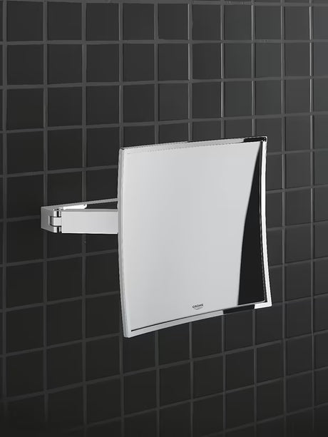 Kozmetično ogledalo Grohe Selection Cube v kromu s 3-kratno povečavo in stensko montažo s skritim pritrjevanjem.