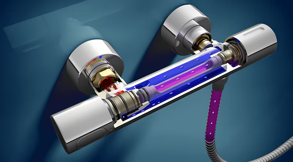 Kromirani termostatska armatura za tuš Grohe Grohtherm 2000 s polico EasyReach pro za jednostavno upravljanje.