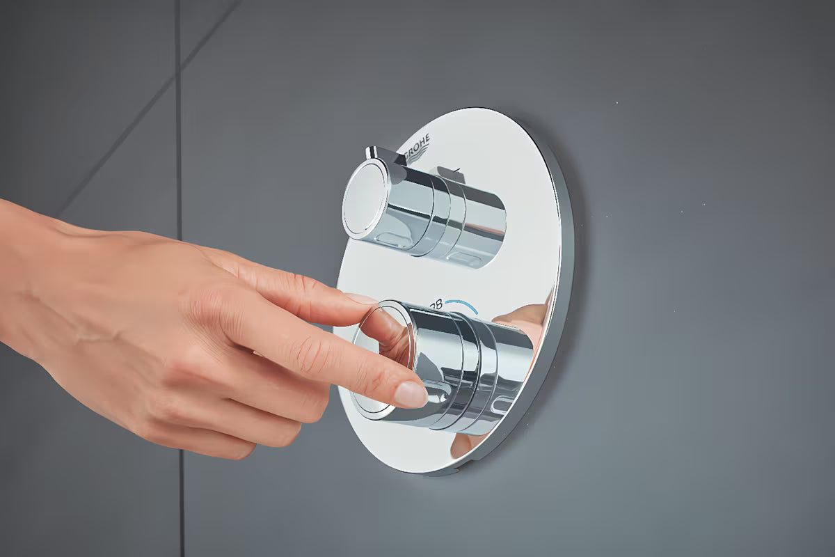 Podometna termostatska armatura za tuš Grohe Grohtherm v krom izvedbi pro nadglavno in ročno prho.