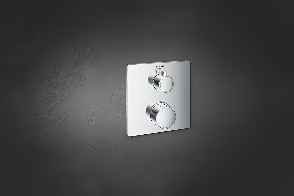 Kromirana podometna termostatska armatura za tuš Grohe Grohtherm pro za upravljanje nadglavne in ročne tuši.
