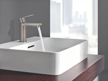 Umivalniška enoročna armatura Grohe Lineare v izvedbi supersteel s click-clack-odtokom in s kratkim izlivom