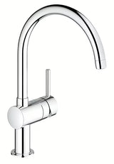 Kromirana armatura za pomivalno korito Grohe Minta z vrtljivim C-izlivom pro za udobno uporabo v kuhinji.
