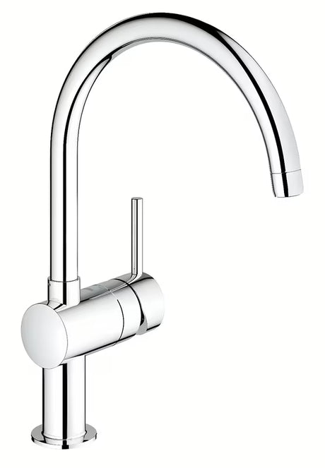 Kromirana armatura za pomivalno korito Grohe Minta z vrtljivim C-izlivom pro za udobno uporabo v kuhinji.