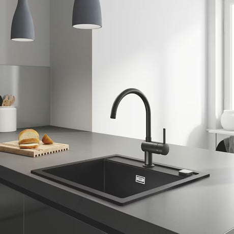 Grohe Minta enoročna armatura za pomivalno korito z visoko C izlivom v črni mat izvedbi Velvet Black.