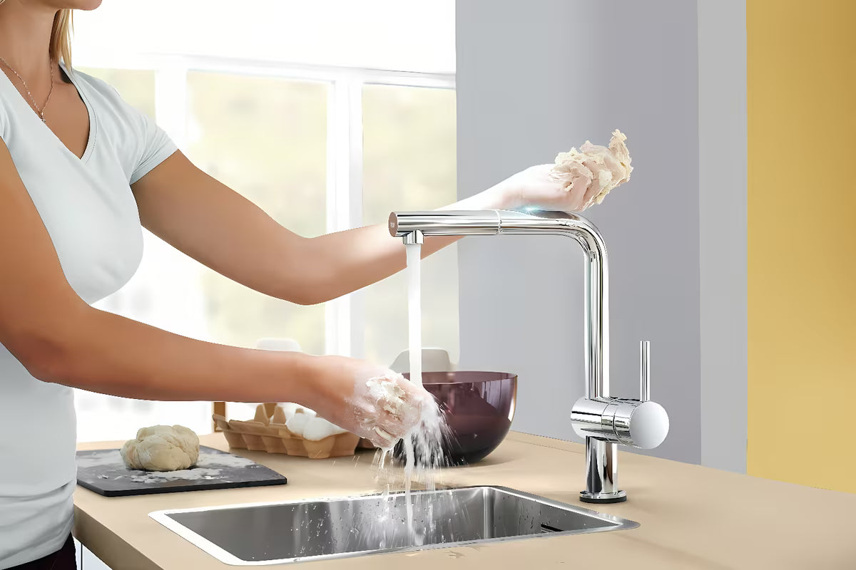 Kromirana senzorska armatura za pomivalno korito Grohe Minta Touch z vrtljivim L-izlivom in izvlečnim perlatorjem