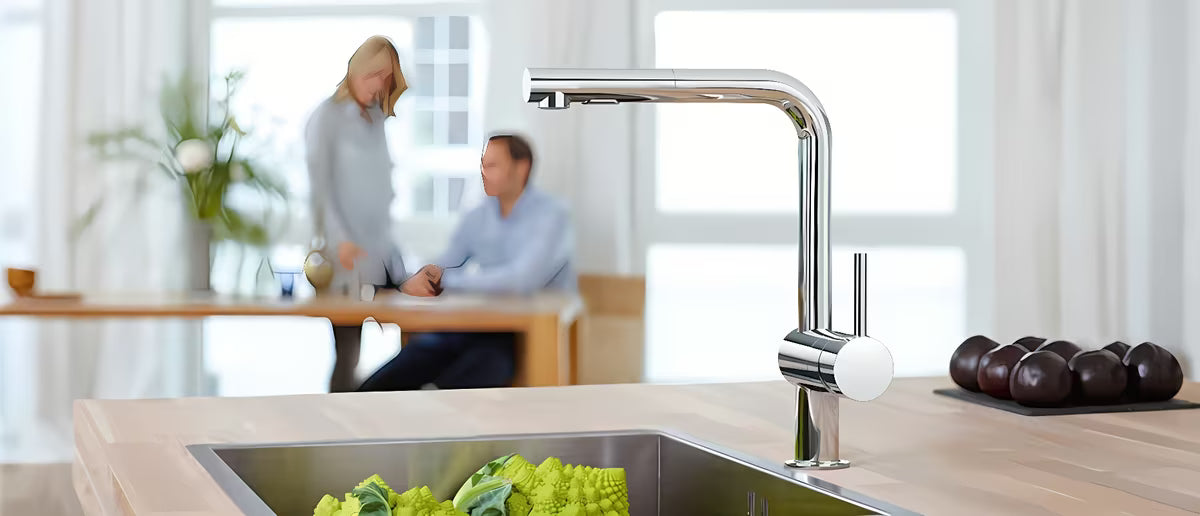 Kromirana senzorska armatura za pomivalno korito Grohe Minta Touch z vrtljivim L-izlivom in izvlečnim perlatorjem