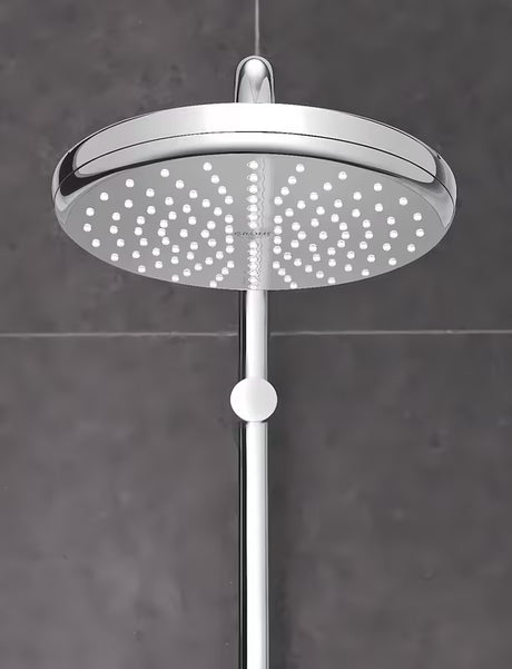 Krom nadglavna prha Grohe New Tempesta 210 s curkom Rain ter tehnologijama DreamSpray in SpeedClean.