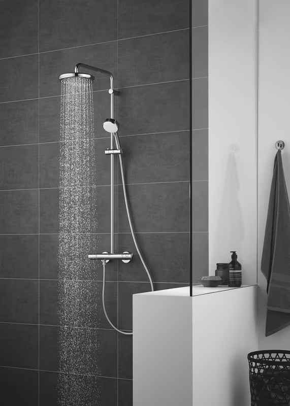 Krom nadglavna prha Grohe New Tempesta 210 s curkom Rain ter tehnologijama DreamSpray in SpeedClean.