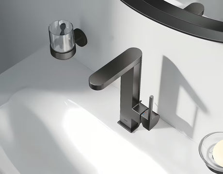 Visoka armatura za Umivalnik Grohe Plus z izvlečnim odtokom v izvedbi krtačeni Hard Graphite.