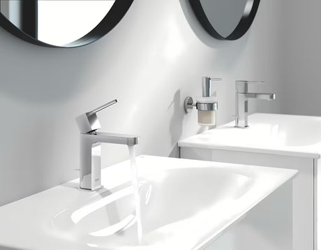 Kromirana enoročna armatura za umivalnik Grohe Plus z odtokom in varčnim pretokom 5,7 l/min