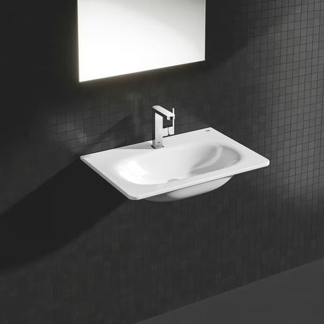 Kromirana enoročna armatura za umivalnik Grohe Plus z vrtljivim iztokom in odtočnim kompletom