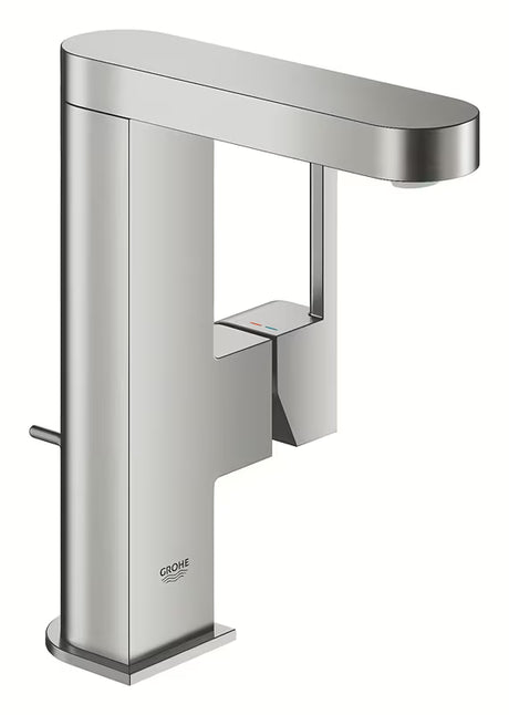 Umivalniška enoročna armatura Grohe Plus v izvedbi supersteel z vrtljivim izlivom in odtočnim kompletom.