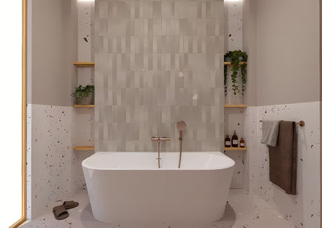 Stenski nosilec tuš ročke Grohe Rainshower z okroglo rozeto v površinski obdelavi Brushed Warm Sunset.