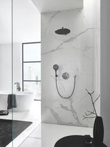 Fiksni stenski držalo ročna tuši Grohe Rainshower neutral z okroglo rozeto v izvedbi Hard Graphite.
