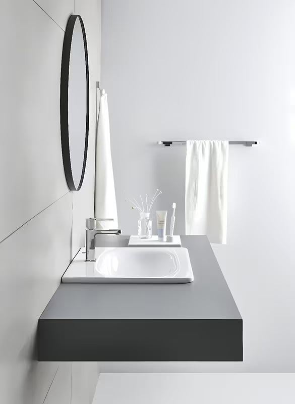 Kromiran kavelj za kopalni plašč Grohe Selection s skritim pritrjevanjem in trpežno površino Grohe StarLight.