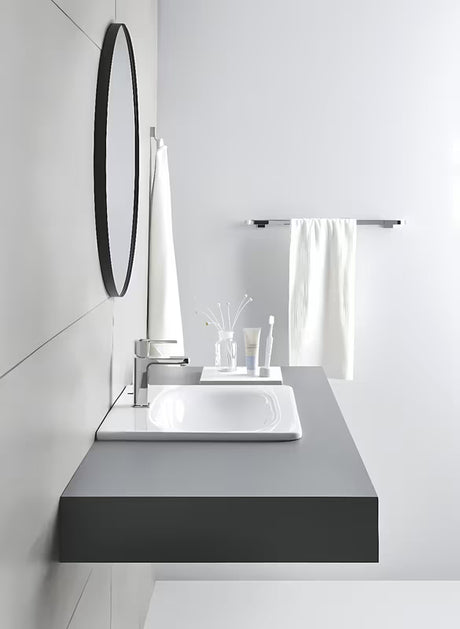 Kromiran kavelj za kopalni plašč Grohe Selection s skritim pritrjevanjem in trpežno površino Grohe StarLight.