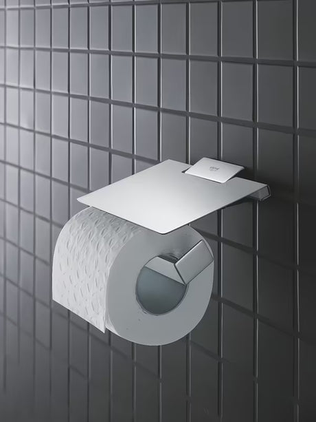 Kromiran držalo za toaletni papir Grohe Selection Cube s pokrovom s skritim stenskim pritrjevanjem.