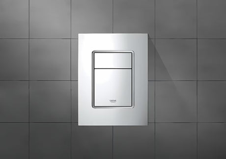 Kromirana tipka za ispiranje tipka Grohe Skate Cosmopolitan S pro podometne splakovalniki s dvokoličinskim ispiranjem.