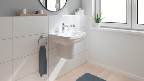 Kromirana enoročna armatura za umivalnik Grohe Start z odtokom in višjim izlivom pro za udobno umivanje.