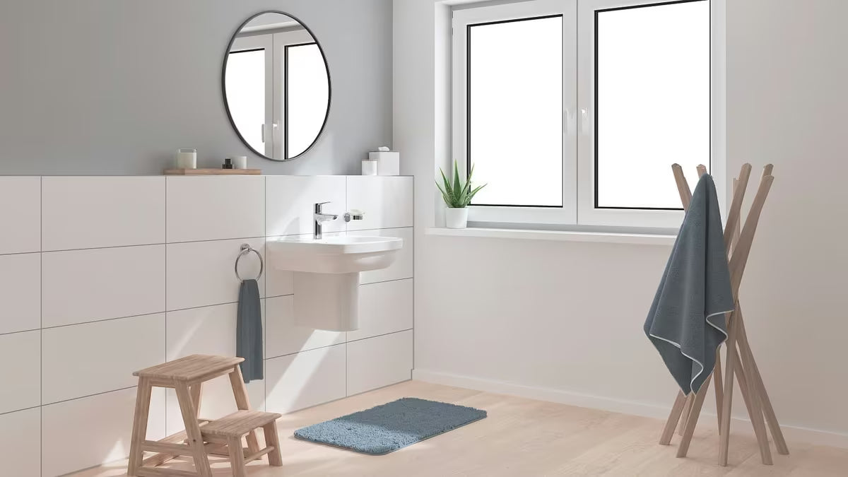 Kromirana armatura za umivalnik Grohe Start z ročnim upravljanjem in izvlečno prho.
