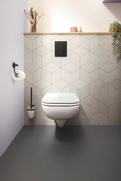 Stenska WC ščetka Grohe Start Accessories v krom izvedbi s steklom in skritim pritrjevanjem.