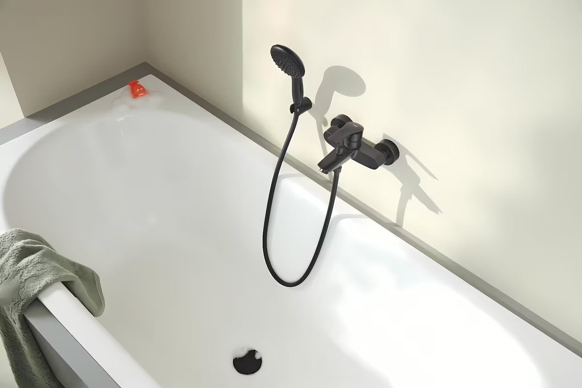 Ročna prha Grohe Tempesta 110 v mat črni izvedbi z dvema vrstama curka Rain in Jet