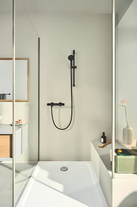 Tuš set Grohe Tempesta 110 v mat črni izvedbi z ročno prho, pršno letvijo in cevjo