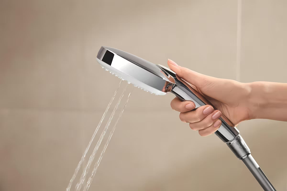 Tušni sistem Grohe Tempesta Cube System s termostatsko armaturo v krom izvedbi z nadglavno in ročno prho