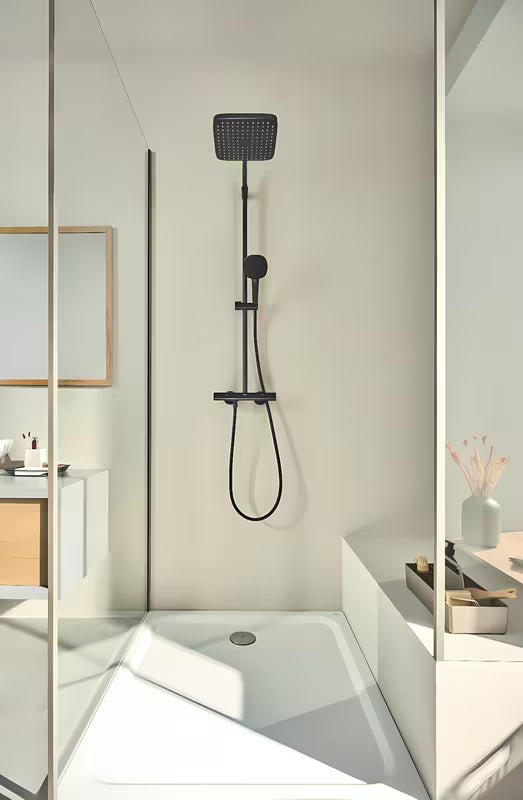 Mat črn tušni sistem Grohe Tempesta System Cube s termostatsko armaturo z nadglavno in ročno prho