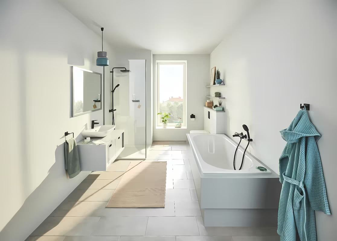 Tuš set Grohe Vitalio Comfort 110 v mat črni barvi z ročno prho, cevjo 1750 mm in stenskim držalom.