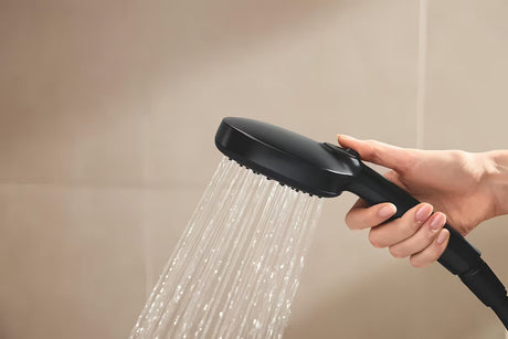 Mat črn tušni sistem Grohe Vitalio Comfort 250 s termostatsko armaturo, z nadglavno in ročno prho