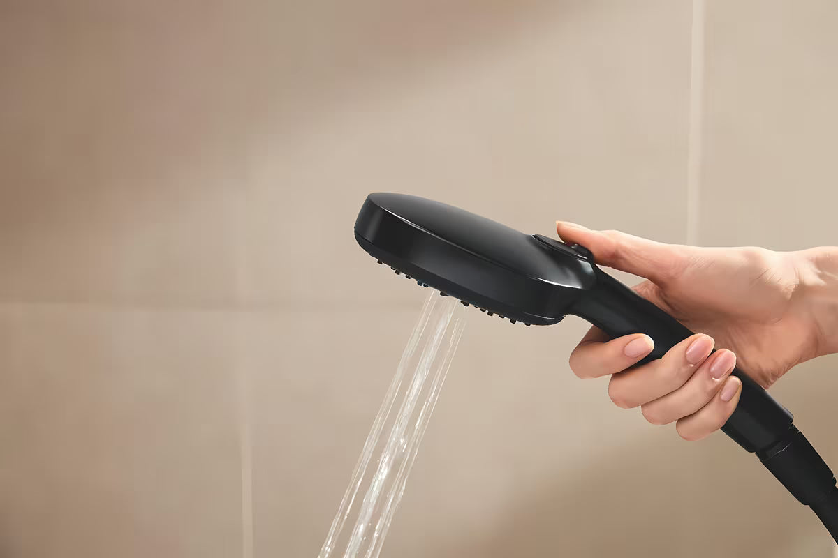 Mat črn tušni sistem Grohe Vitalio Comfort 250 s termostatsko armaturo, z nadglavno in ročno prho