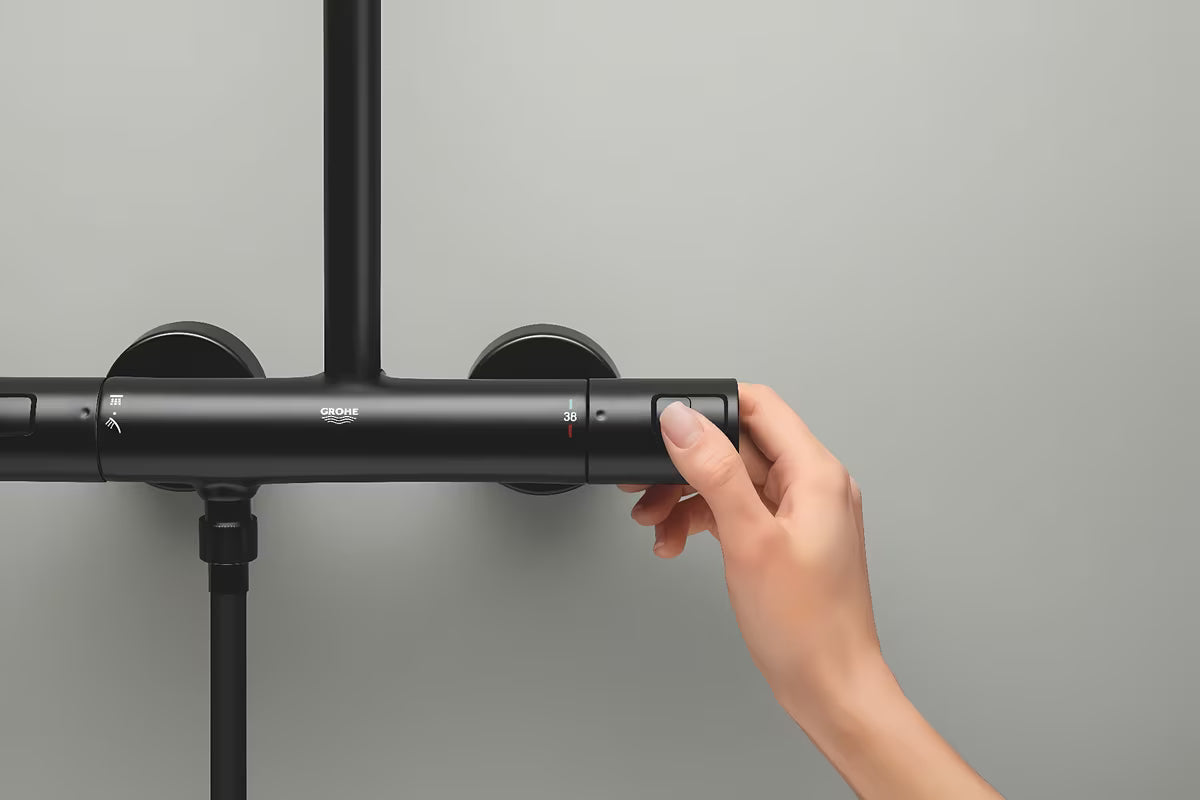 Mat crni tušni sistem Grohe Vitalio Comfort s nadglavnim tušem 250x250 mm i ručnim tušem