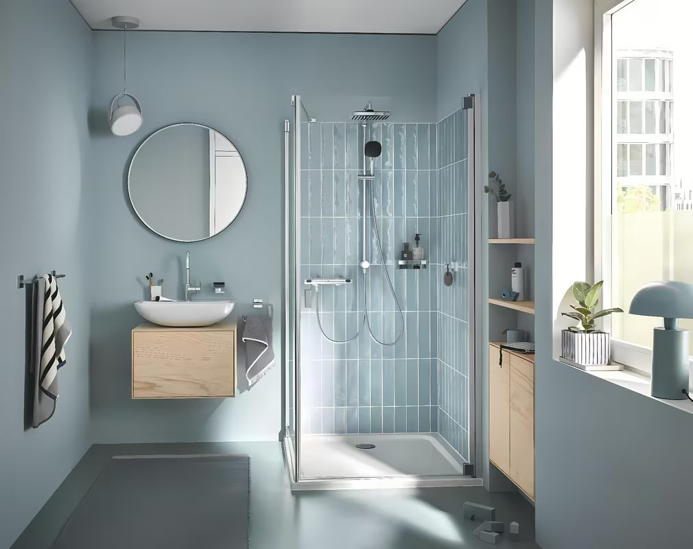 Tušni sistem Grohe Vitalio Comfort System v krom izvedbi z nadglavno in ročno prho