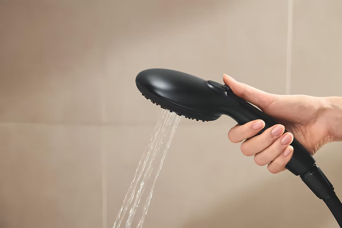 Mat črn tušni sistem Grohe Vitalio Start 250 s termostatsko armaturo, z nadglavno in ročno prho
