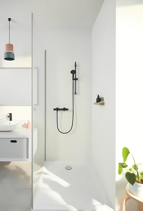 Tuš palica Grohe Vitalio Universal v mat črni barvi z drsnim in vrtljivim držalom za ročno tuši.