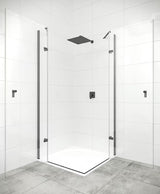 Kvadratna tuš kabina Hüppe Strike New 90x90 cm s prozornim steklom in profili v mat črni barvi.
