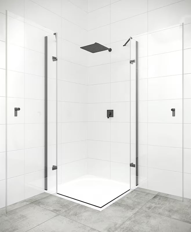 Kvadratna tuš kabina Hüppe Strike New 90x90 cm s prozornim steklom in profili v mat črni barvi.