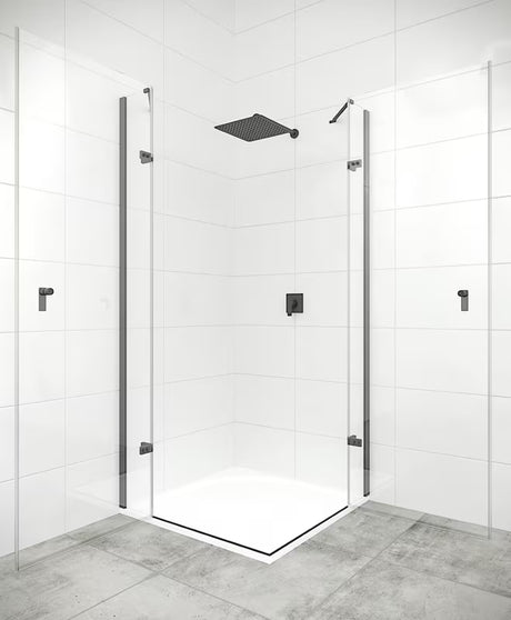 Kvadratna tuš kabina Hüppe Strike New 90x90 cm s prozornim steklom in profili v mat črni barvi.