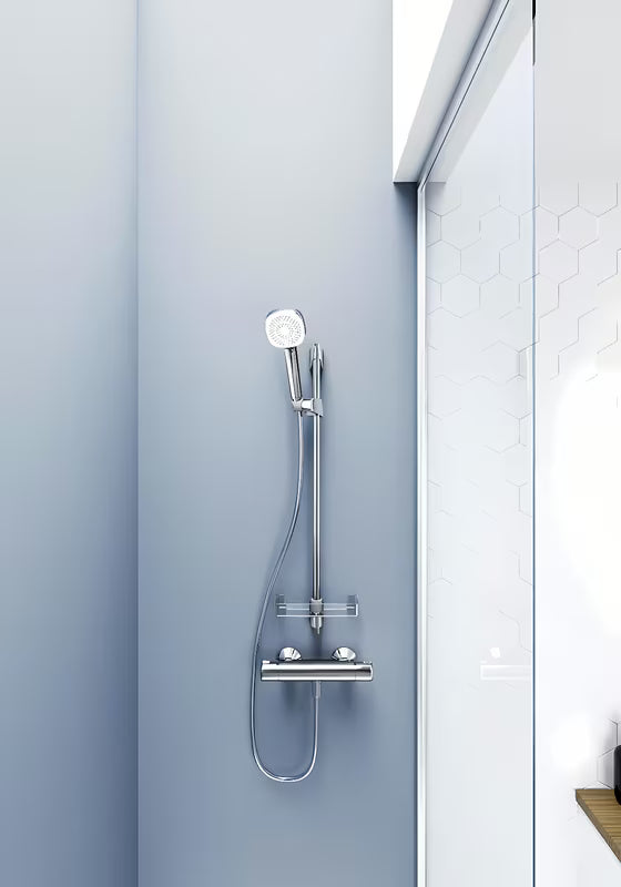 Tuš set Hansa Basicjet v krom izvedbi z ročno prho, drogom, milnikom in cevjo.