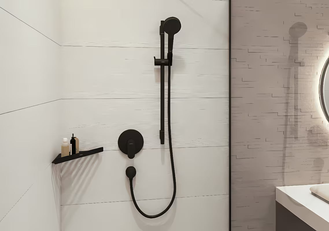 Kotna polica za tuši Hansgrohe addstoris v mat črni barvi pro za shranjevanje šampona in dodatkov.