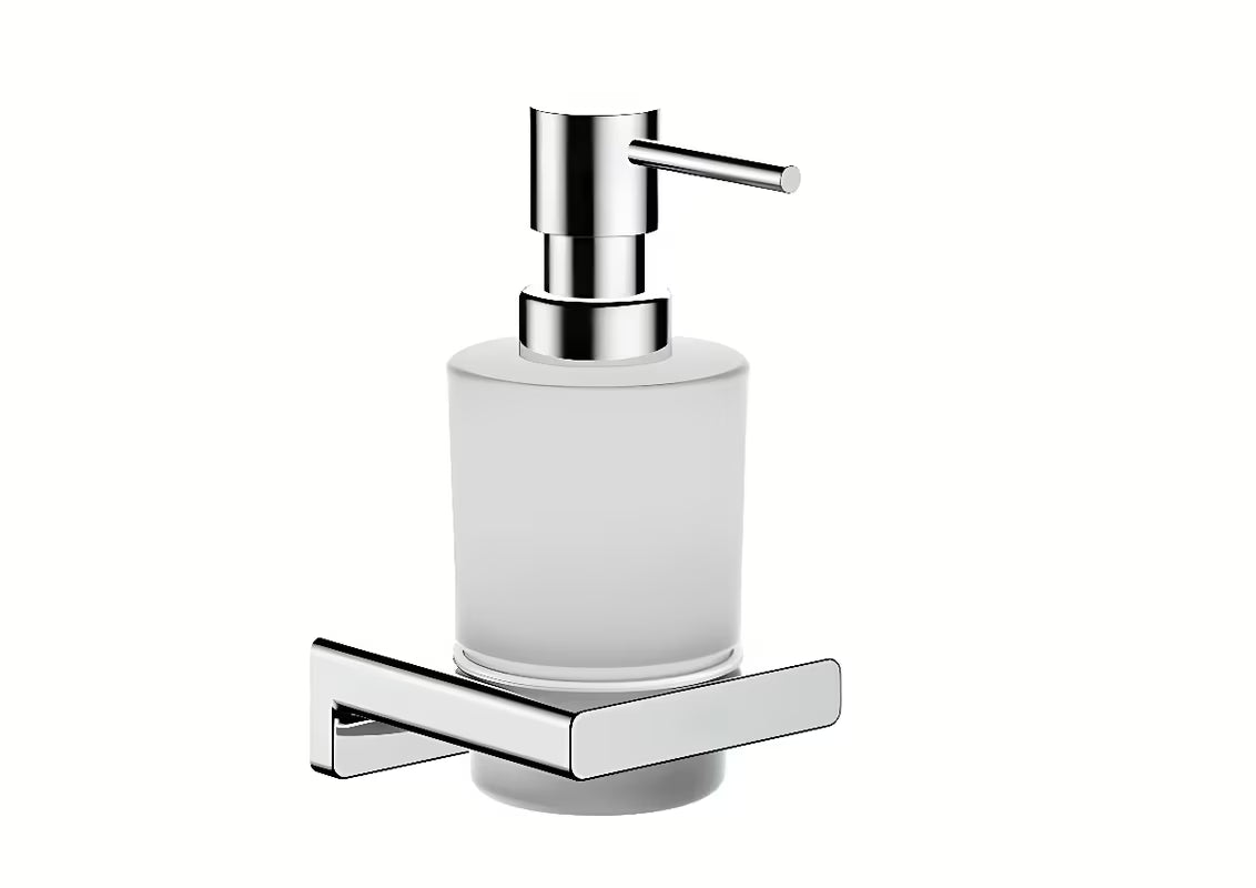 Kromiran stenski dozirnik za tekoče milo hansgrohe addstoris s stekleno posodo in kovinskim držalom.