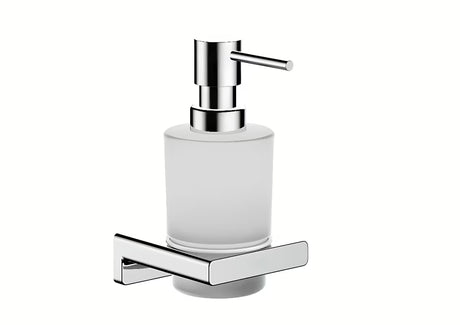 Kromiran stenski dozirnik za tekoče milo hansgrohe addstoris s stekleno posodo in kovinskim držalom.