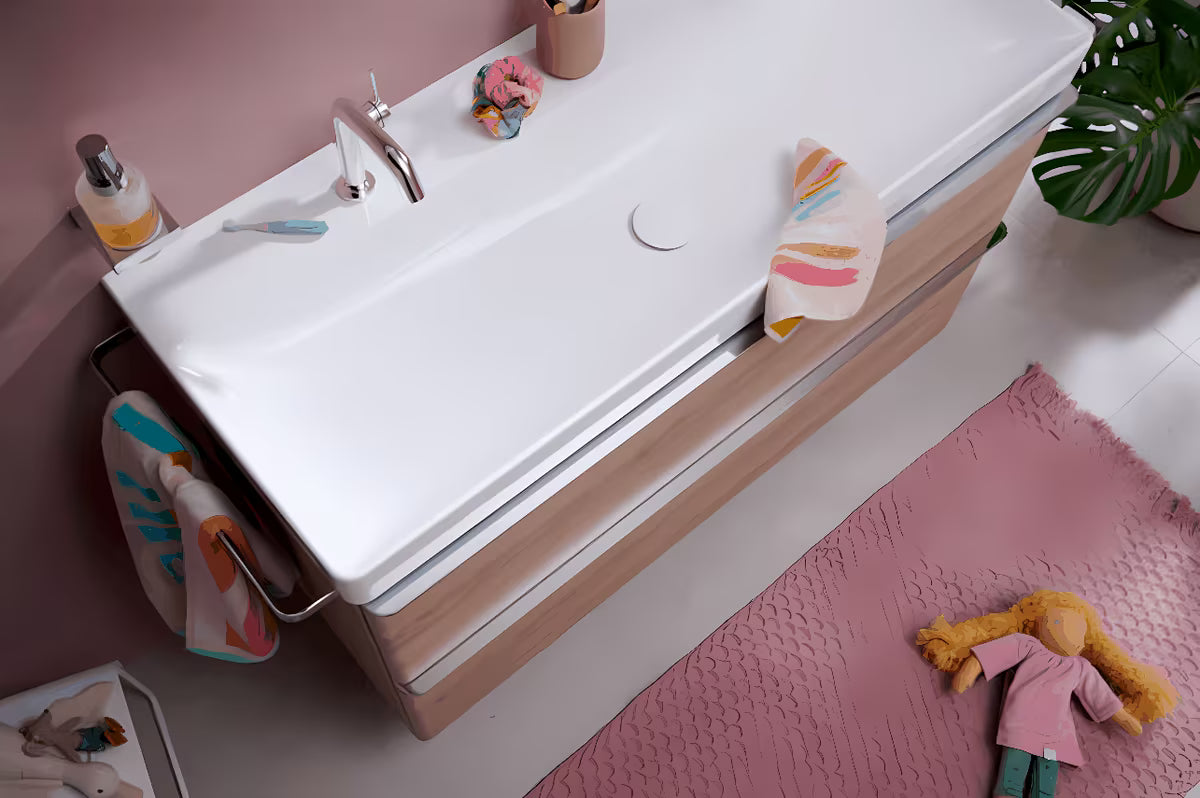 Kromiran stenski dozirnik za tekoče milo hansgrohe addstoris s stekleno posodo in kovinskim držalom.