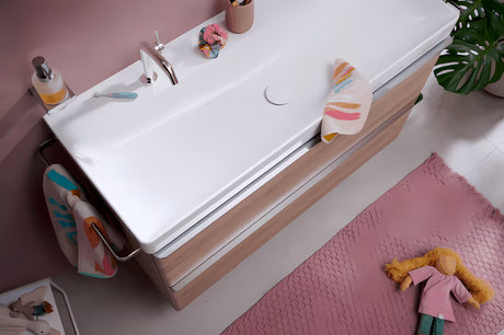 Kromiran stenski dozirnik za tekoče milo hansgrohe addstoris s stekleno posodo in kovinskim držalom.