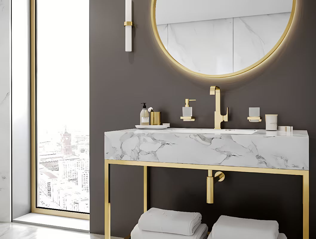 Stenski dozirnik za tekoče milo hansgrohe addstoris v sijajni zlati izvedbi s stekleno posodo