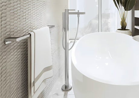 Kromiran stenski držalo za brisače Hansgrohe addstoris z minimalističnim dizajnom in skritim pritrjevanjem.