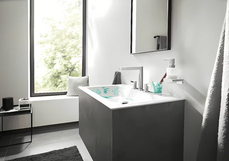 Kromirani stenski dozator tekućeg sapuna hansgrohe addstoris sa staklenom posudom i metalnim držačem.