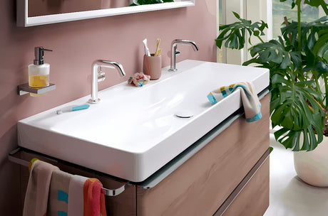 Kromirani stenski dozator tekućeg sapuna hansgrohe addstoris sa staklenom posudom i metalnim držačem.